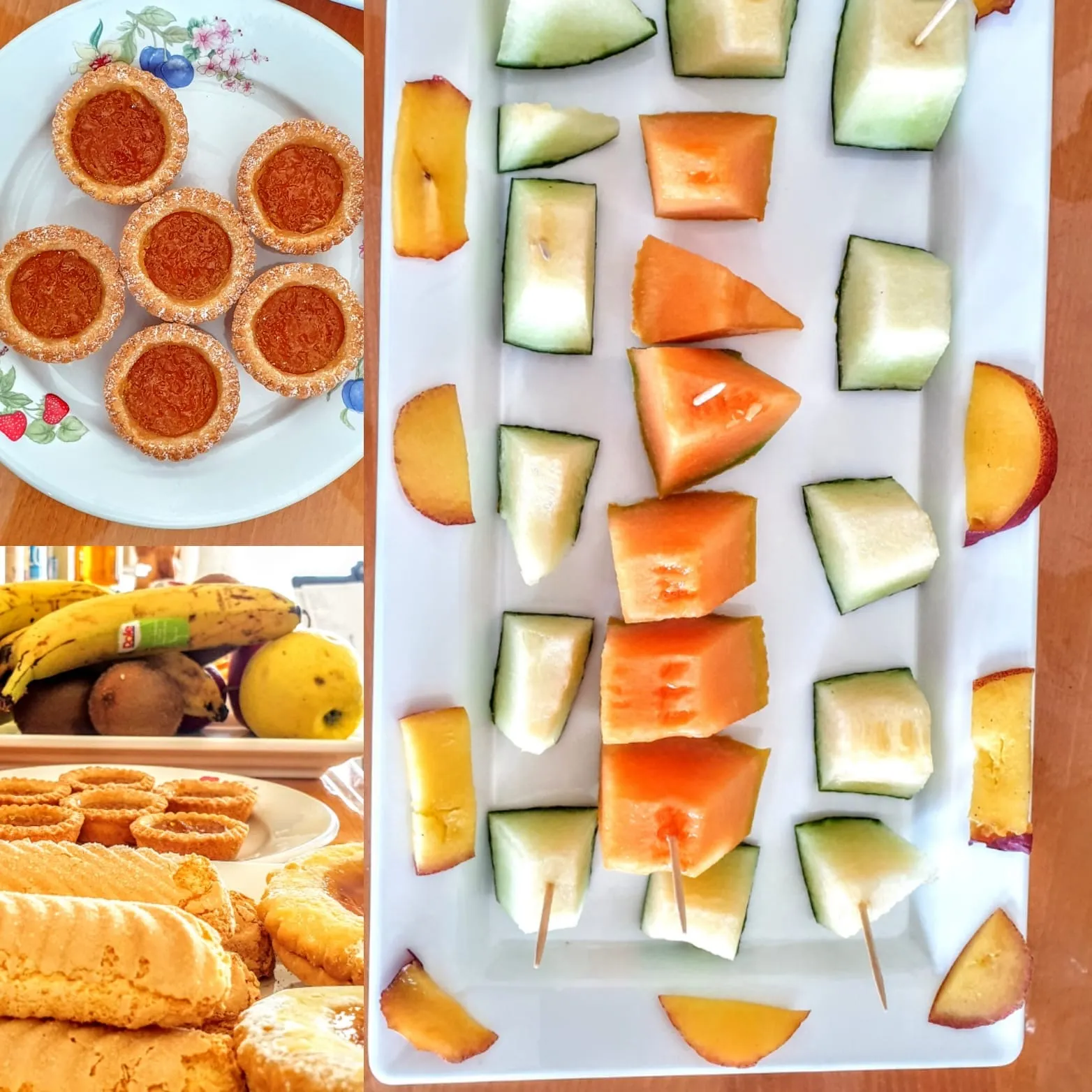 Vassoi della colazione con crostatine alla marmellata, biscotti, frutta fresca e melone