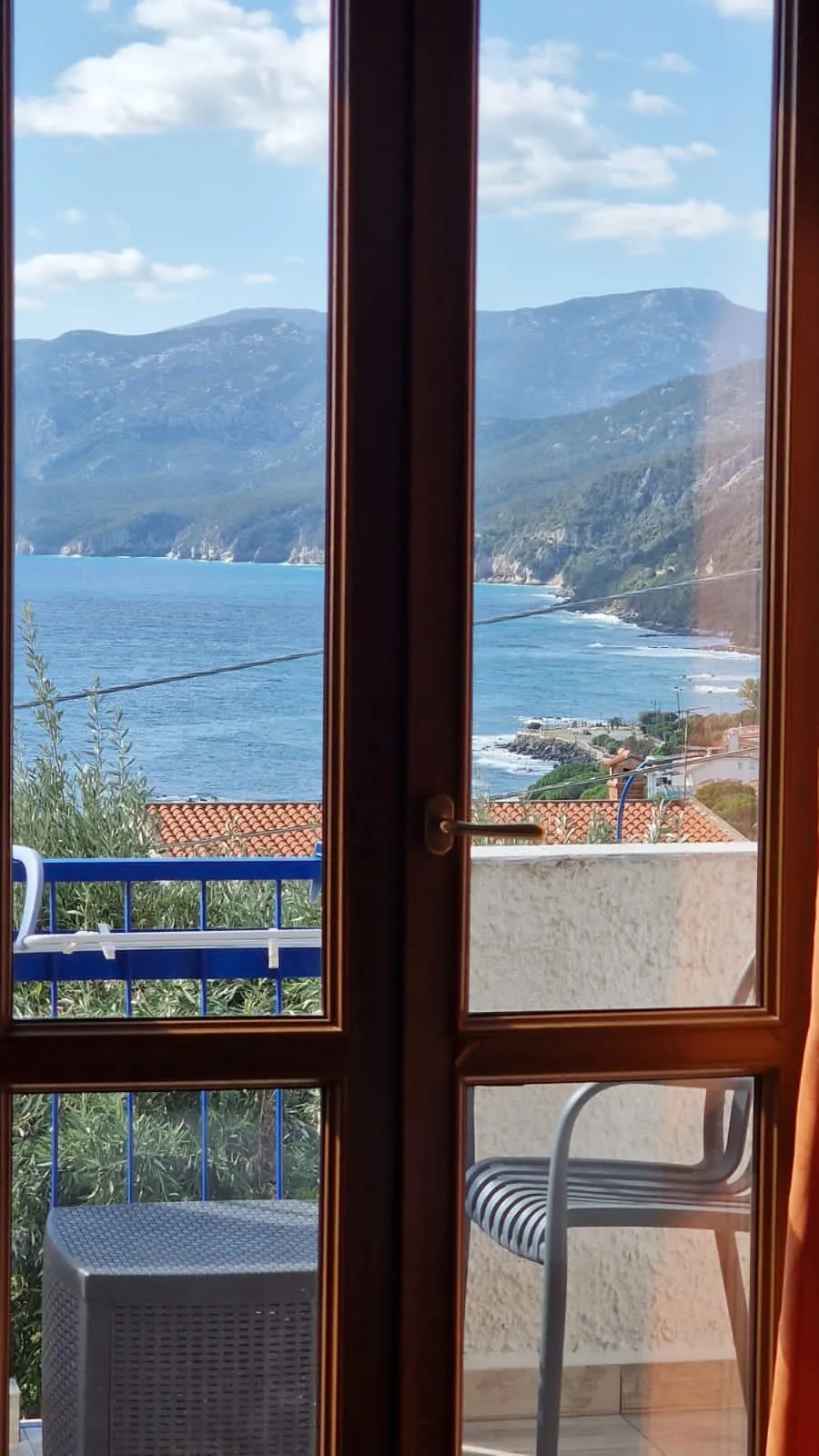 Il mare del Golfo e i monti visti dalla porta-finestra, con il balconcino blu