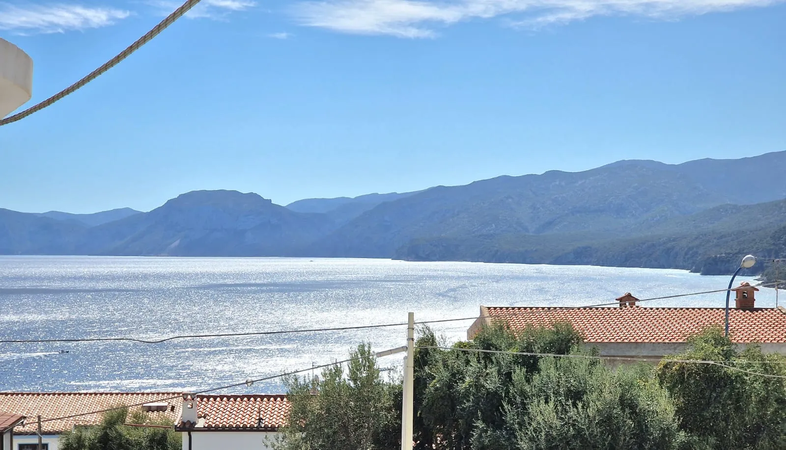 La vista sul mare del Golfo di Orosei e sui monti della costa dalla camera Monte Litty